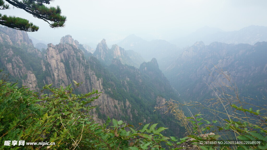 黄山奇峰云雾缭绕美景