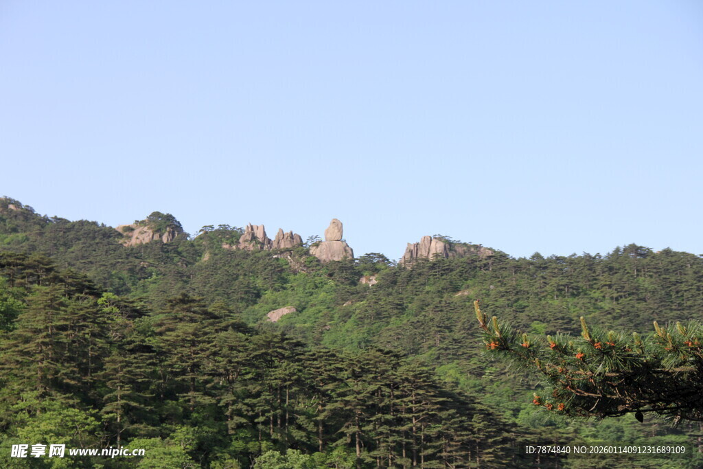 山峦葱郁间的独特景致