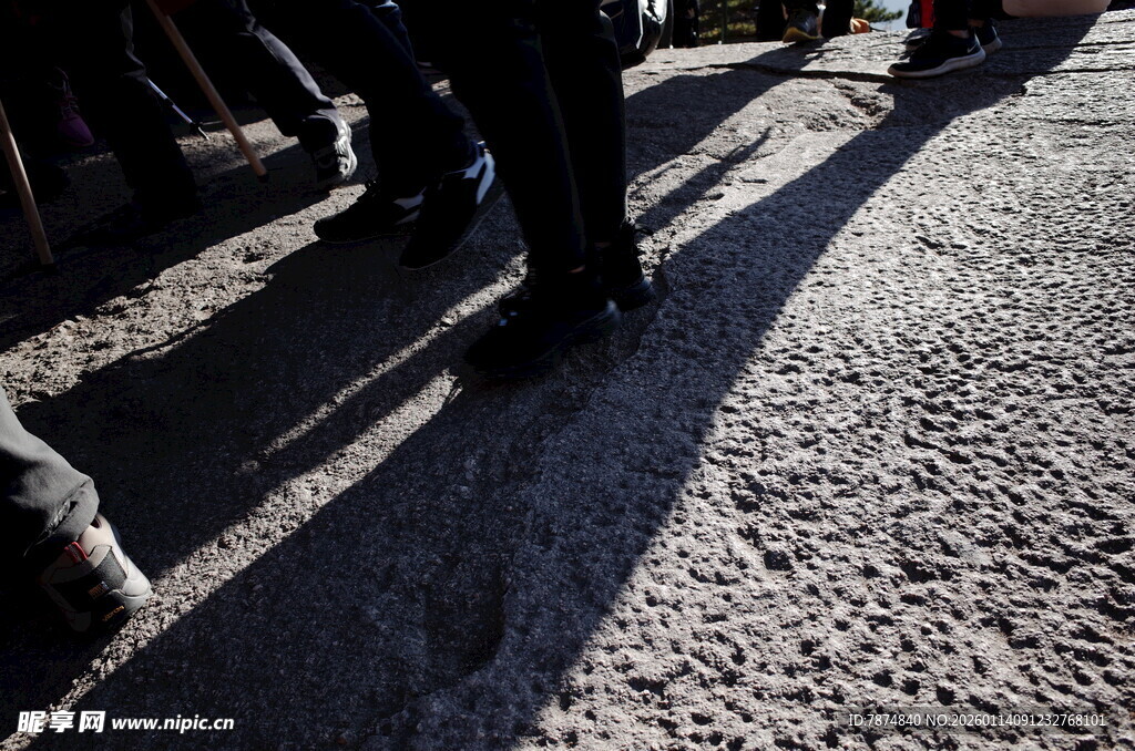 人群脚下的粗糙地面