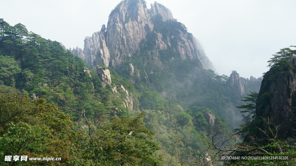 巍峨山峰绿意环绕
