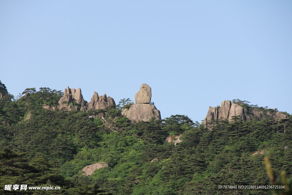山峦叠翠间的奇特岩石