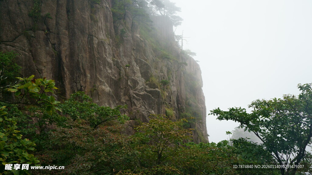 云雾缭绕的陡峭山壁