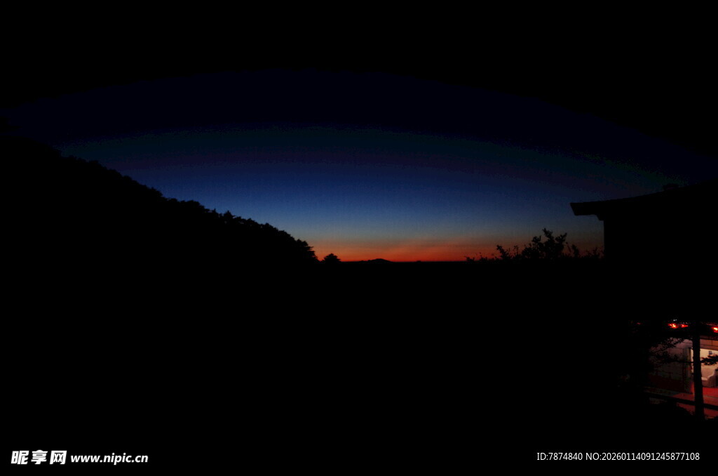 夜幕下的远山与天边微光