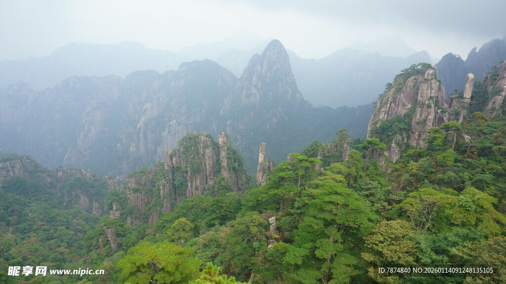 壮美山峦绿意环绕景观
