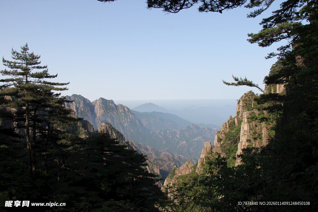 山间美景 远眺壮丽山峦