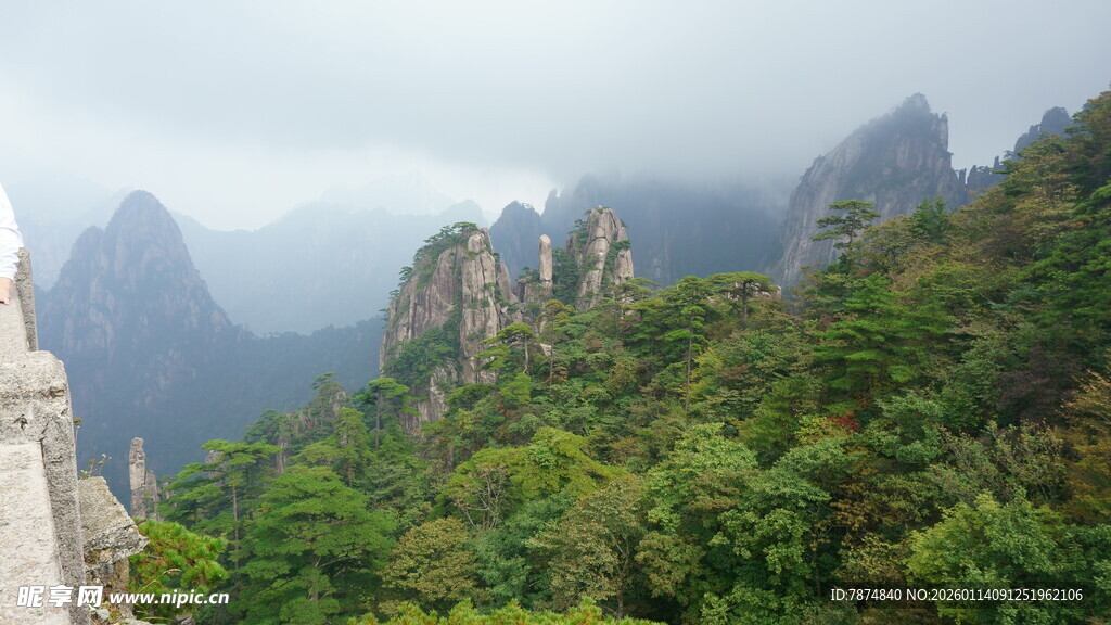 云雾缭绕的翠绿山峦