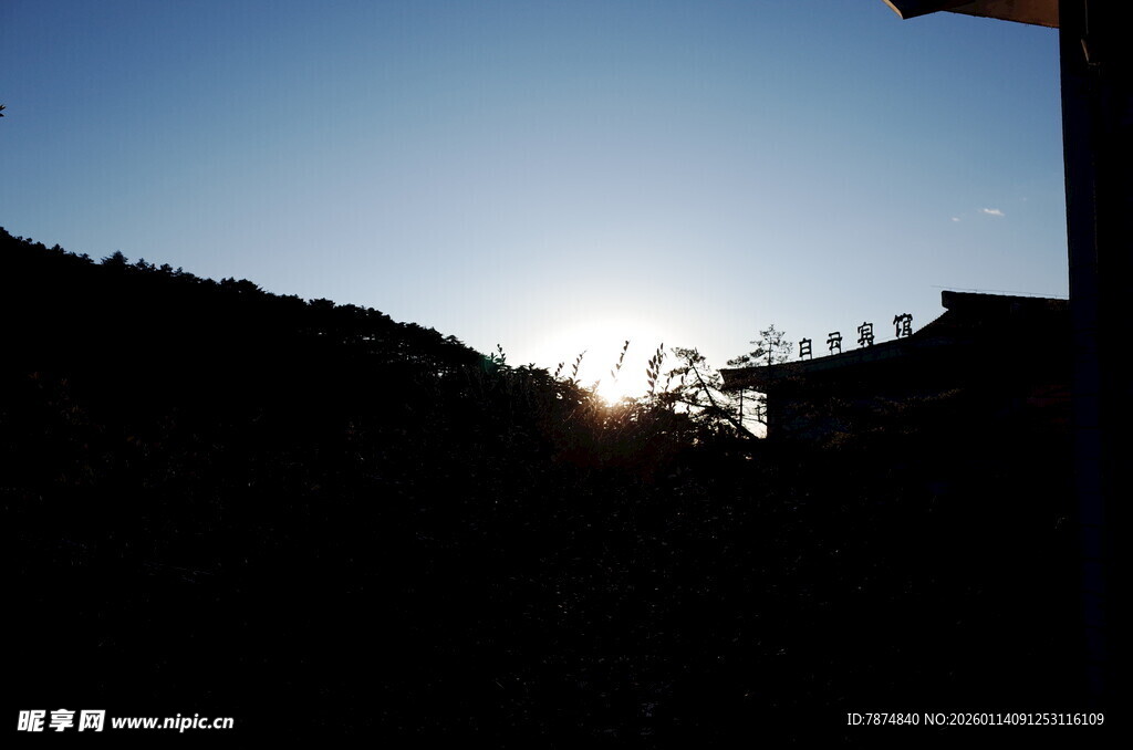 日落时分的建筑与山景