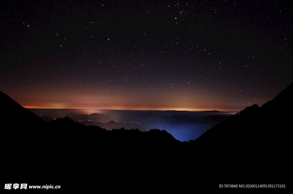 夜幕下的山峦与星空美景