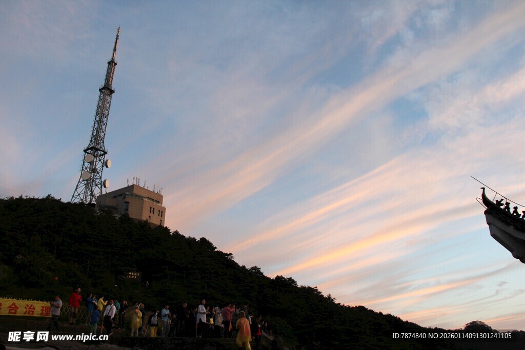 山顶高塔与绚烂晚霞景观