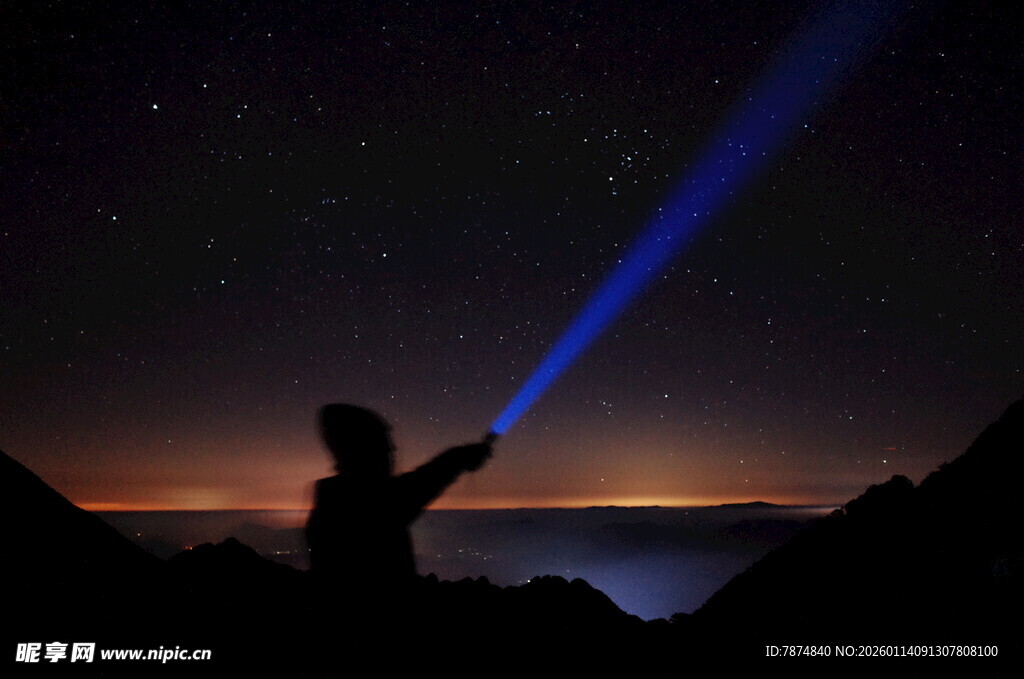 夜空中持激光的人物剪影