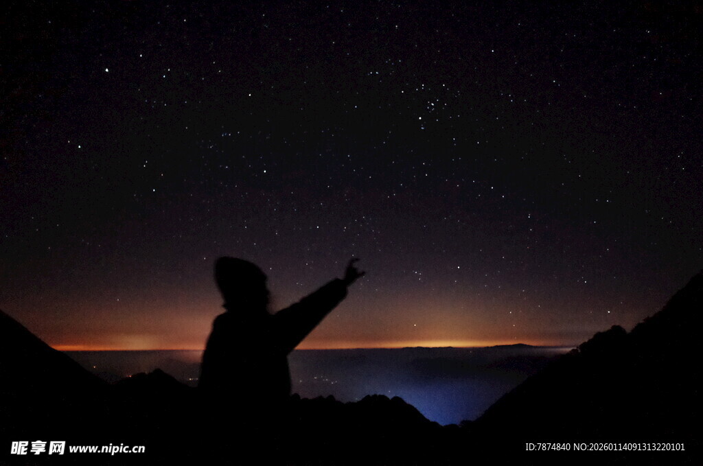 仰望星空的孤独身影