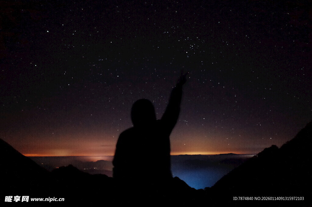 仰望星空的孤独身影