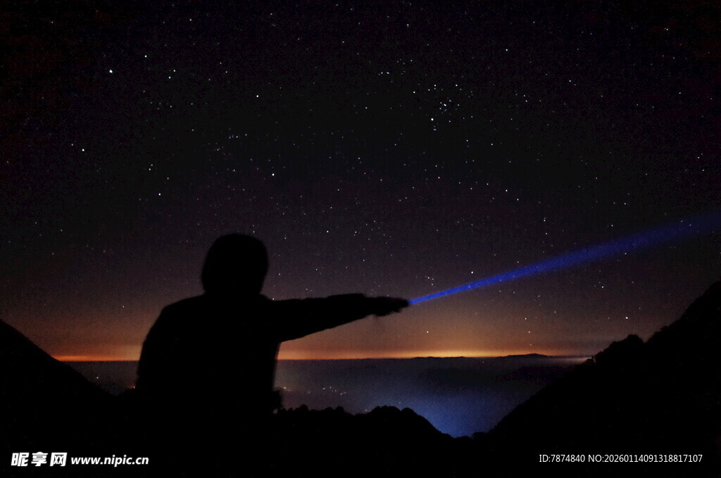夜空中的人影与蓝色光束