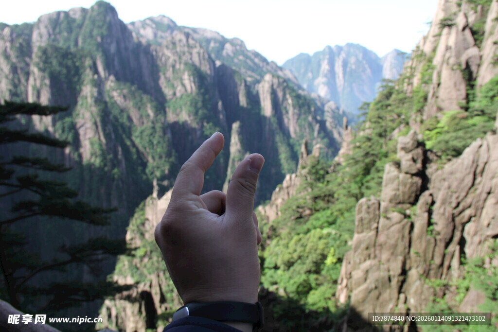 手比耶于壮美山间景色