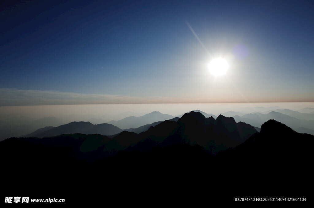 日出时分的壮丽山峦