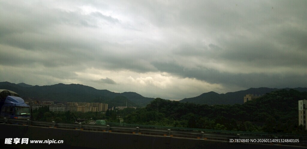 阴云下的山峦景色