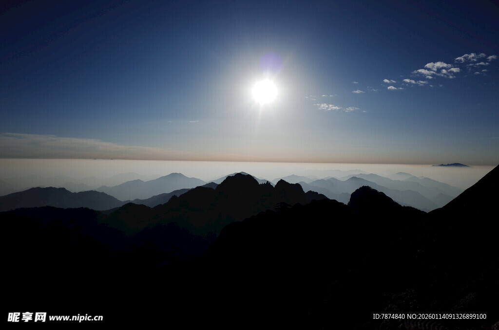 高山云海间的壮丽日出
