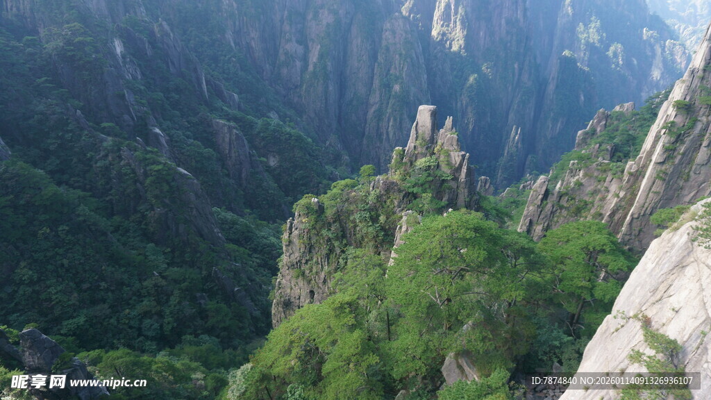 壮丽山景 奇峰绿意盎然