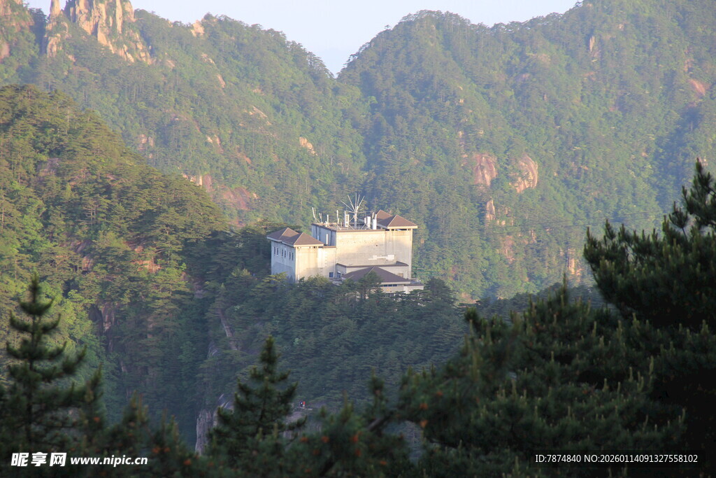 山间隐现的白色建筑