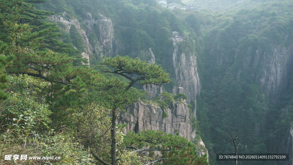 壮丽山景 云雾缭绕的奇峰