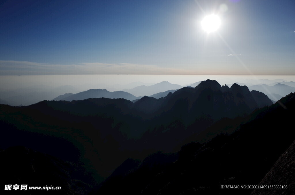 日出时分的壮丽山峦
