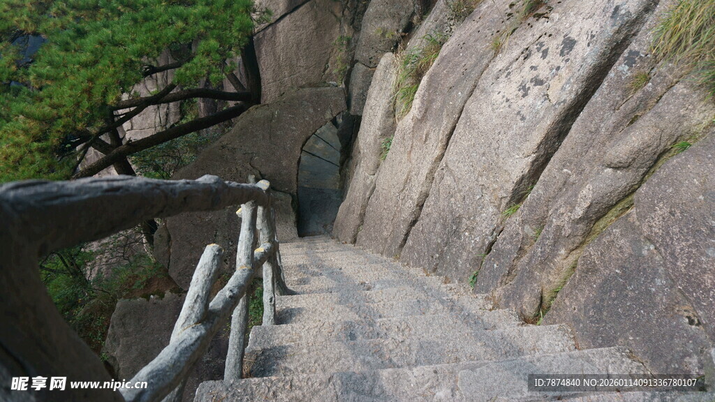 山间陡峭石阶与扶手