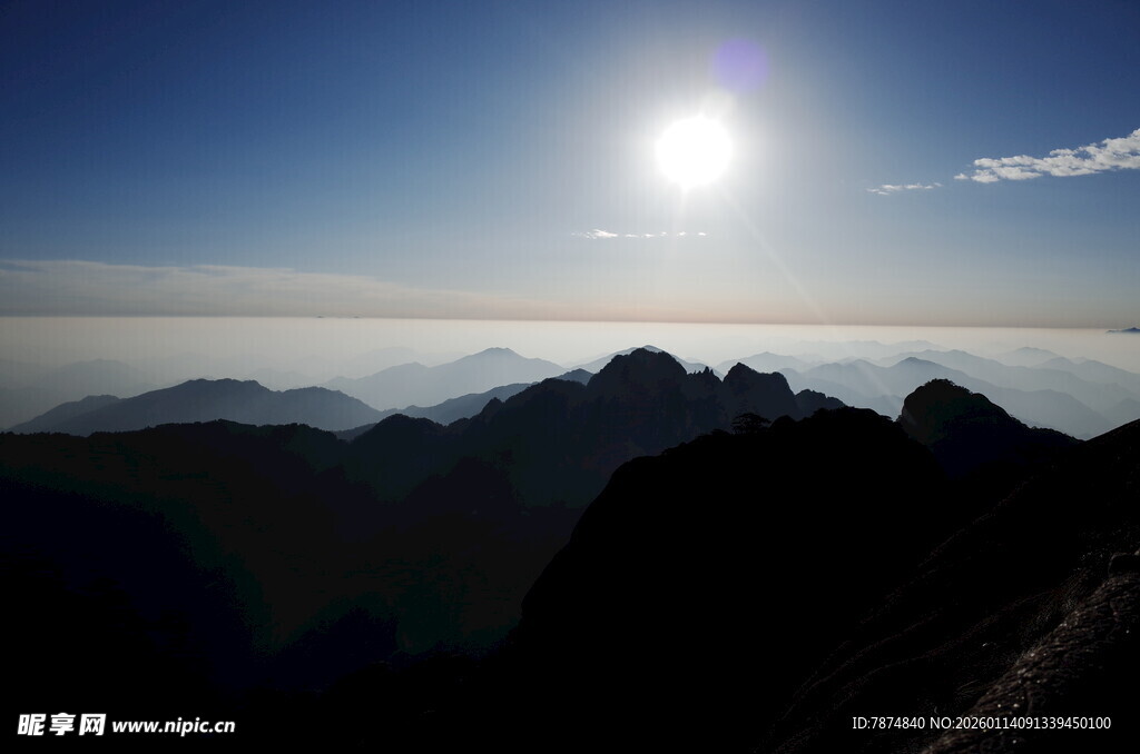 日出时分的壮丽山景