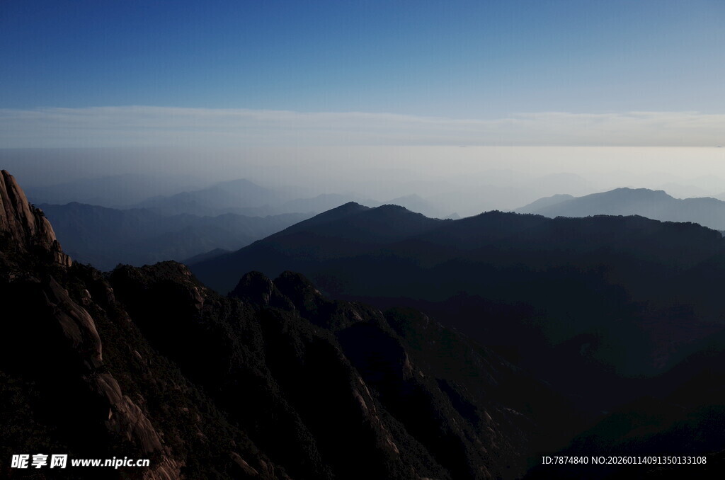 壮丽山景俯瞰云海