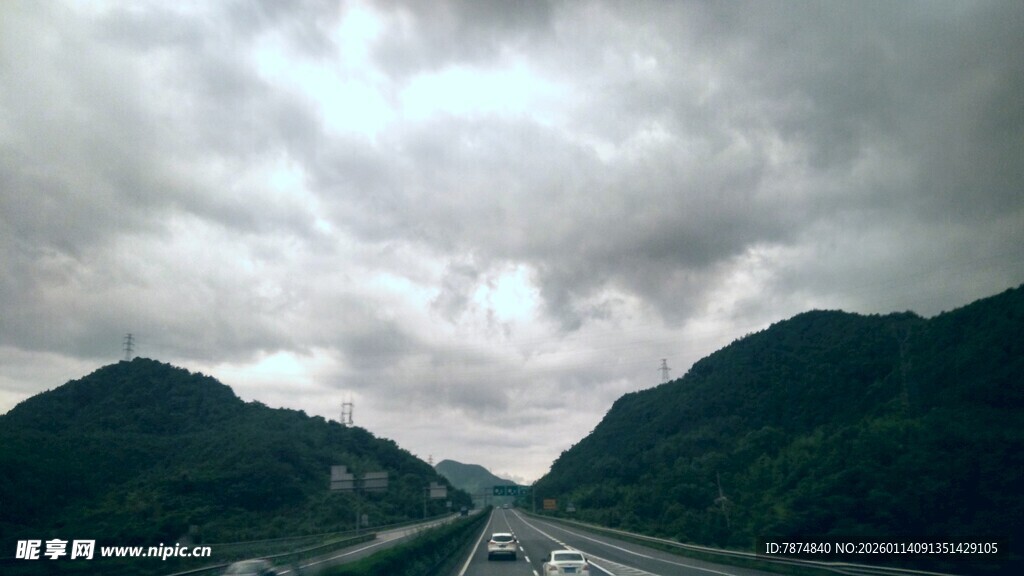 山间公路穿行于阴云之下