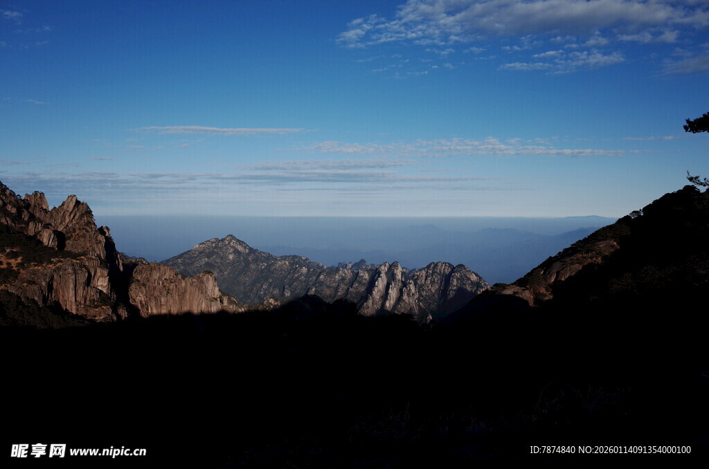 壮丽山景 蓝天映衬轮廓