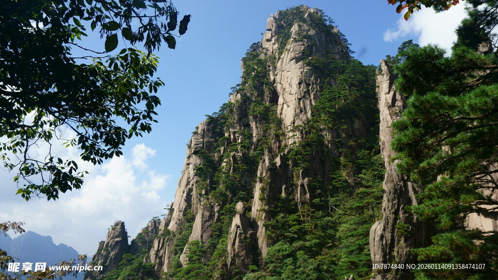 巍峨峻峭的壮丽山峰