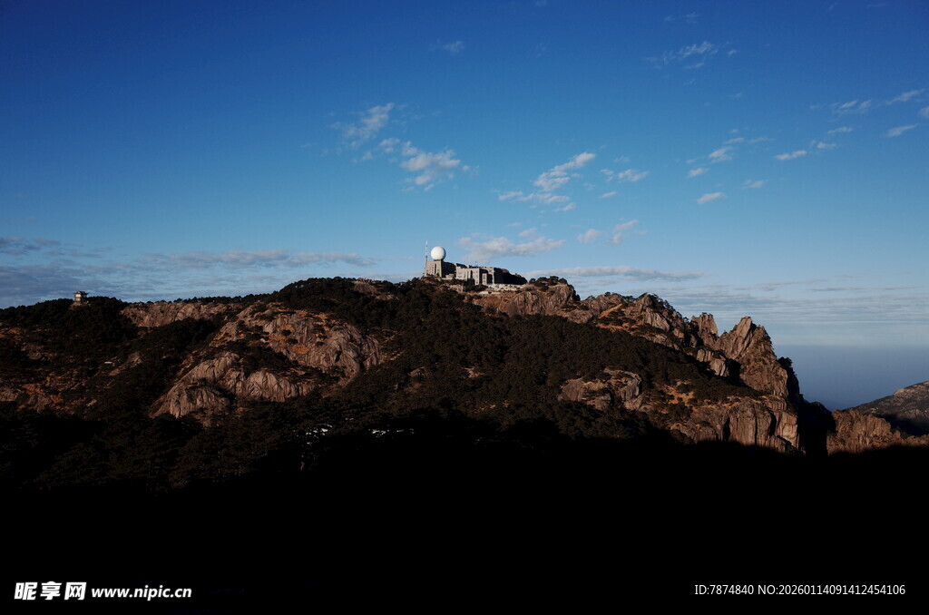 山顶建筑与蓝天美景