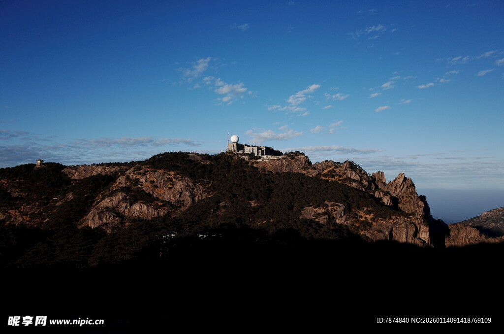 山顶建筑的壮丽蓝天景致