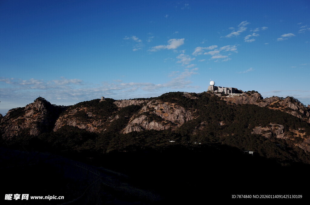 山巅之上的蓝天与建筑