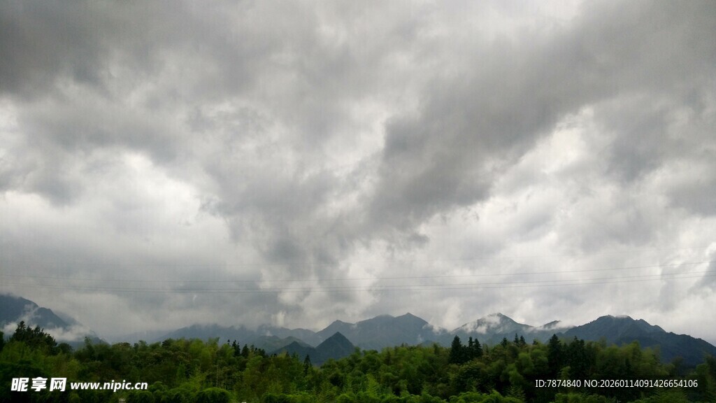 乌云笼罩下的山峦