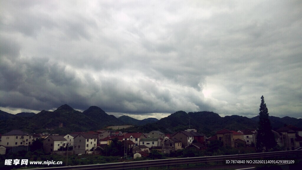 阴天小镇 远山与尖顶建筑