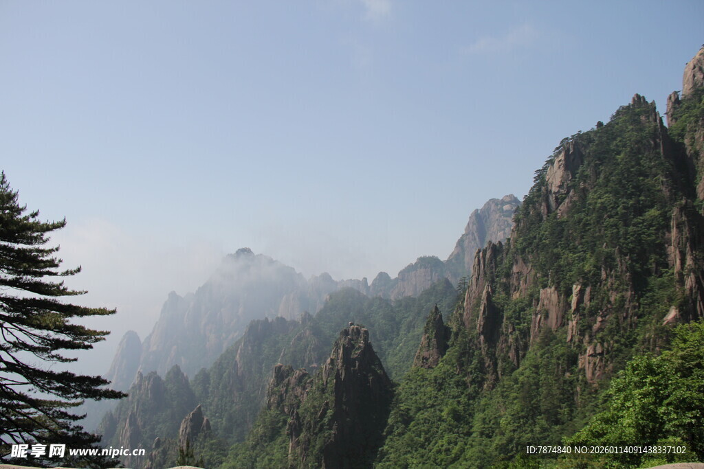 云雾缭绕的壮美山峦