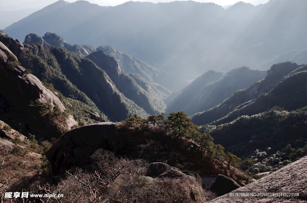 壮丽山景 云雾缭绕的峰峦