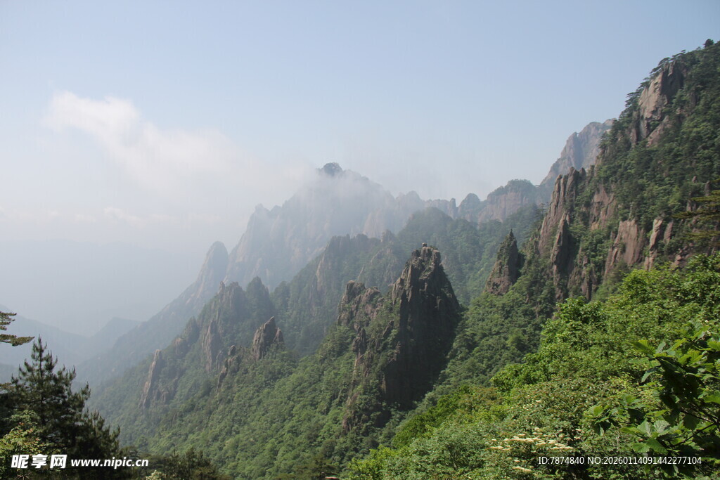 云雾缭绕的壮丽山峦