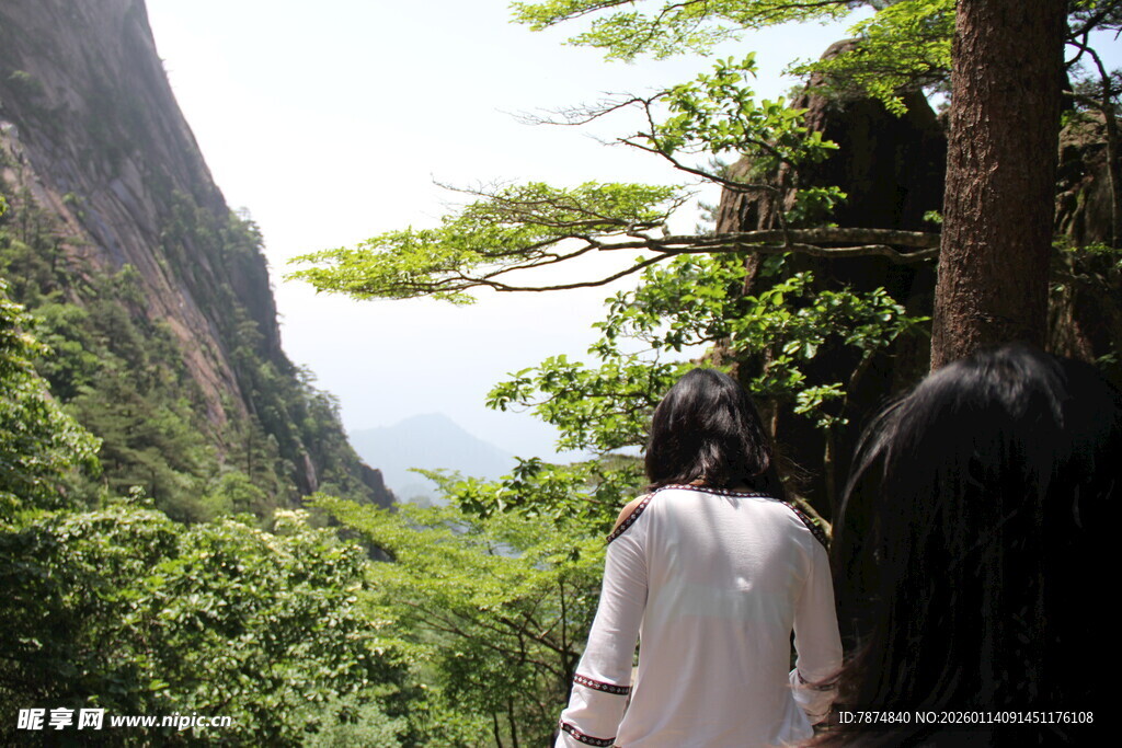 山间徒步者的自然之旅