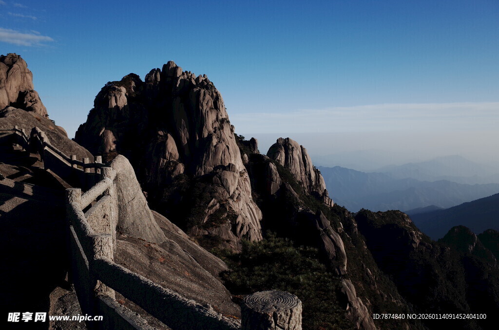 巍峨山峰壮丽景致