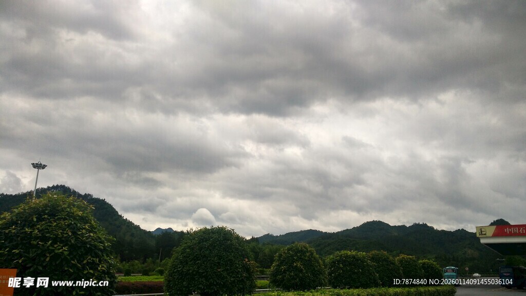 阴云笼罩下的山间景致