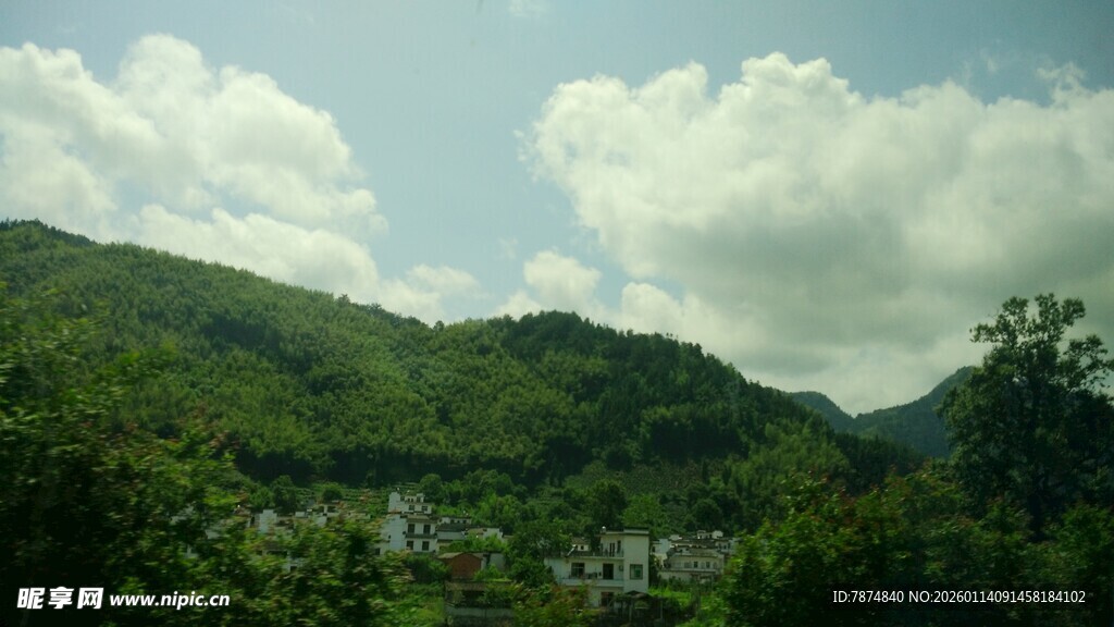 青山白云间的秀丽风光