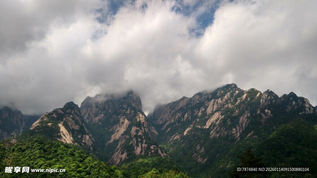 壮丽山峦与天际云朵