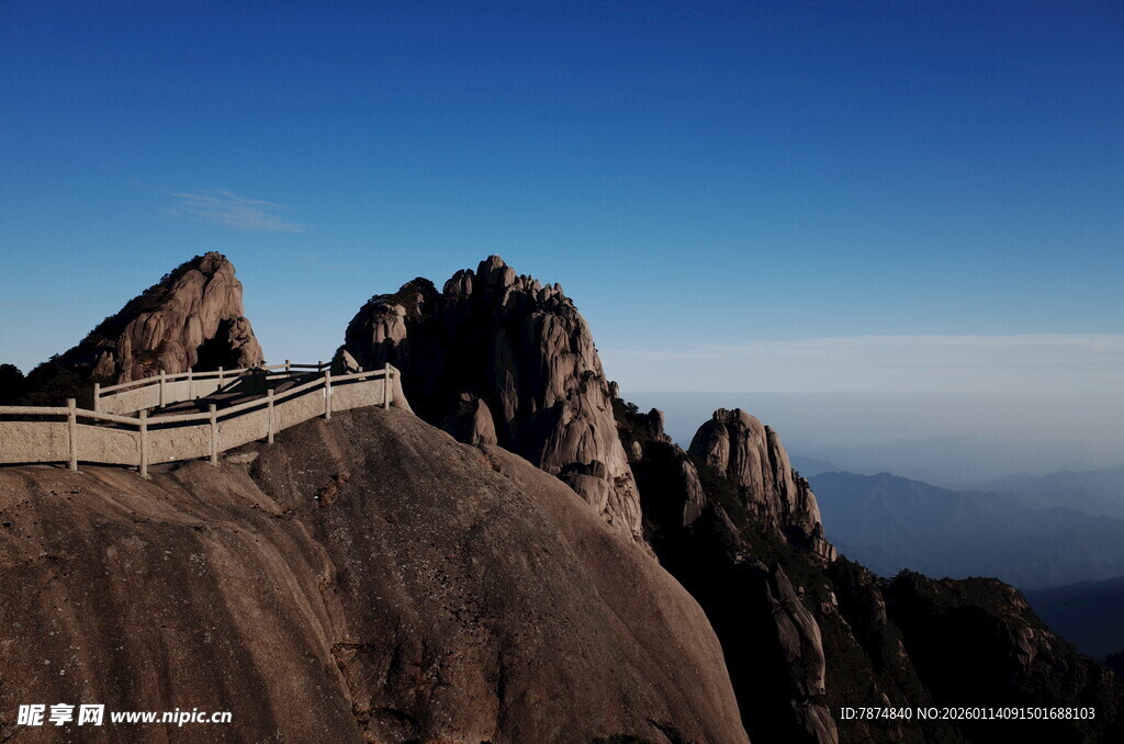 险峻山峰上的蜿蜒栈道