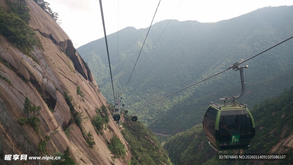 山间缆车穿梭于壮丽景色
