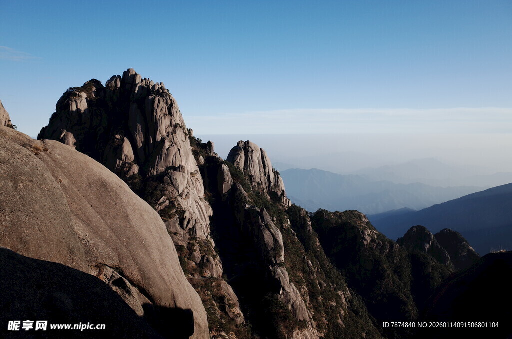 巍峨峻峭的壮丽山峰