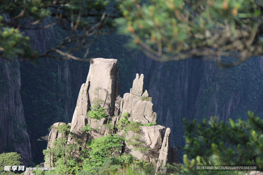 奇幻山林中的神秘石塔