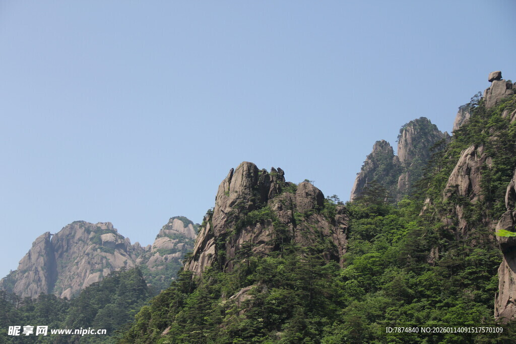 巍峨青山绿意浓