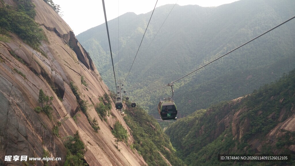 山间缆车穿梭壮丽景色